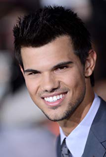 How tall is Taylor Lautner?